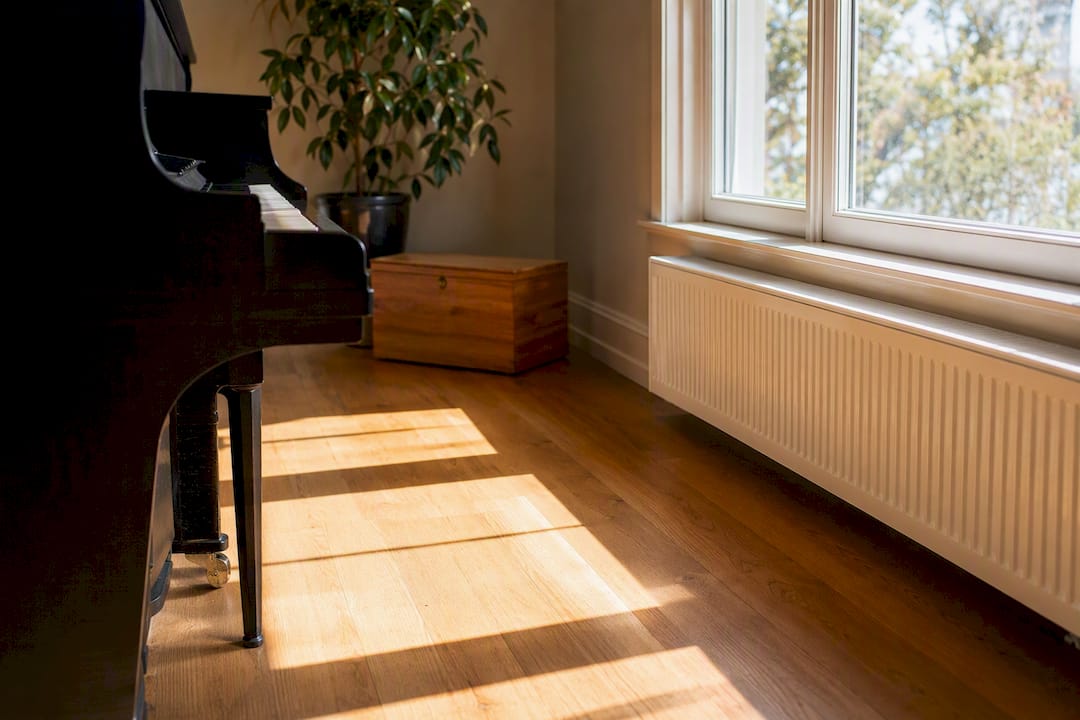 Klaveret står tæt på radiator og i sollys