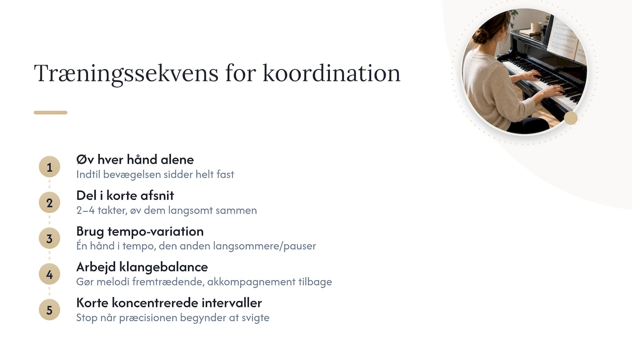 Trinvis træning af håndkoordination ved klaverspil