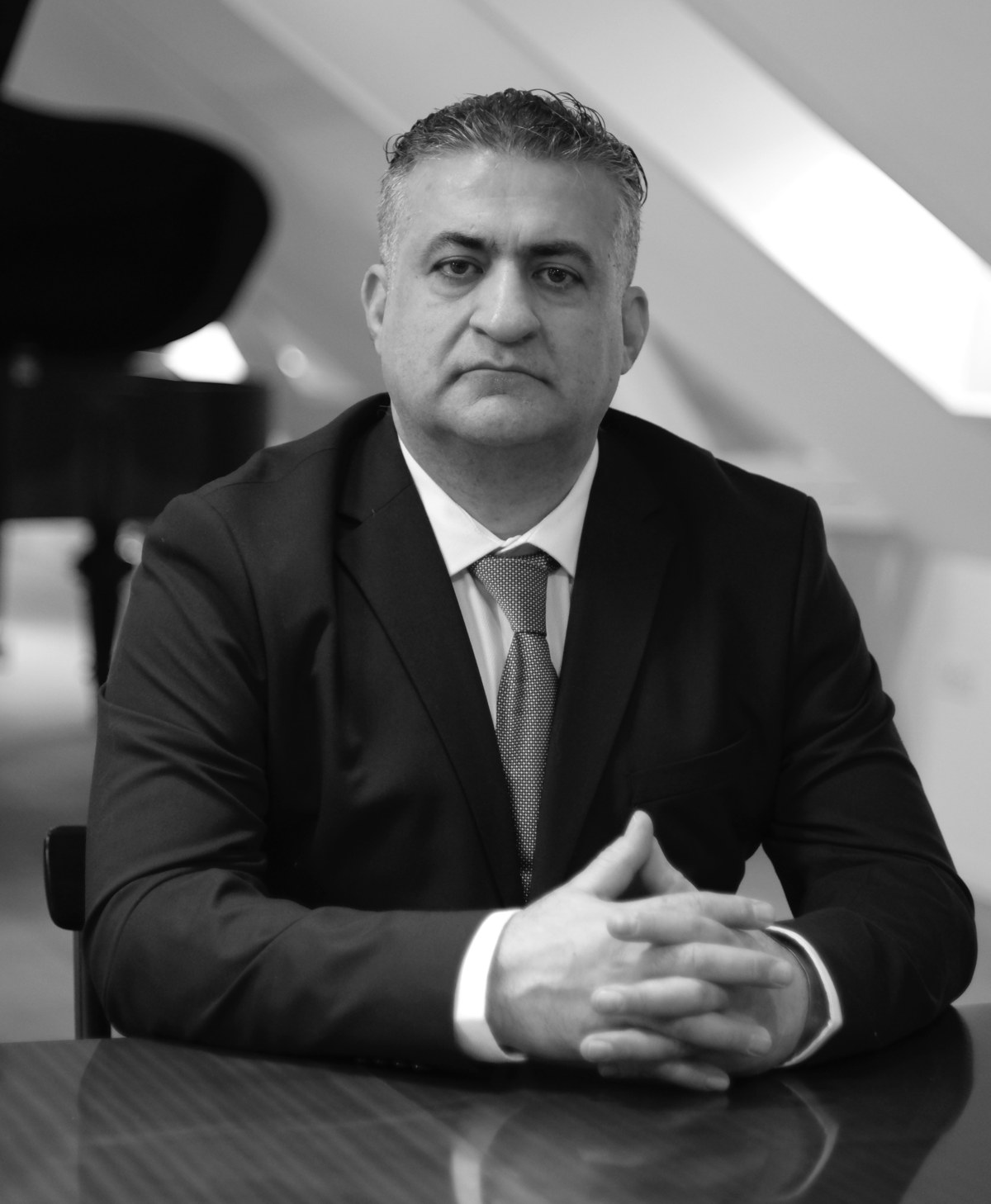 Aria Farjadi, klaverlærer, ved bordet foran flyglet